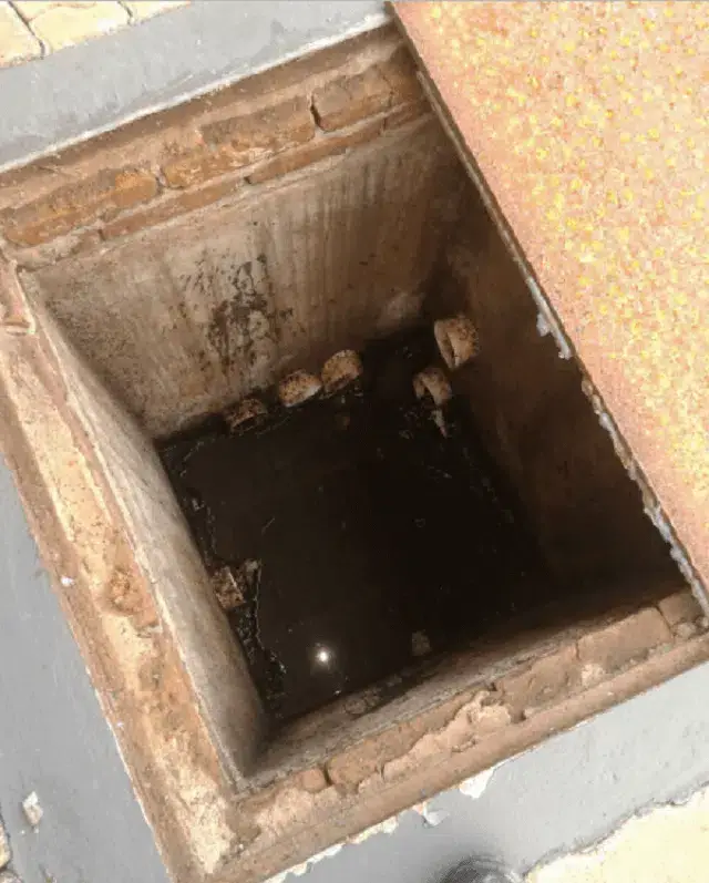 Alunos obrigados a desentupir fossa séptica