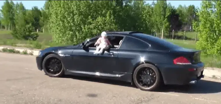 Pai põe filho bebé em risco em troca de 'likes' nas redes sociais