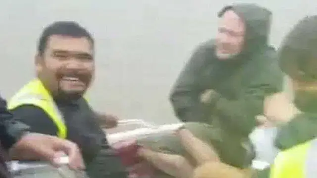 Voluntários morrem eletrocutados depois de salvarem famílias