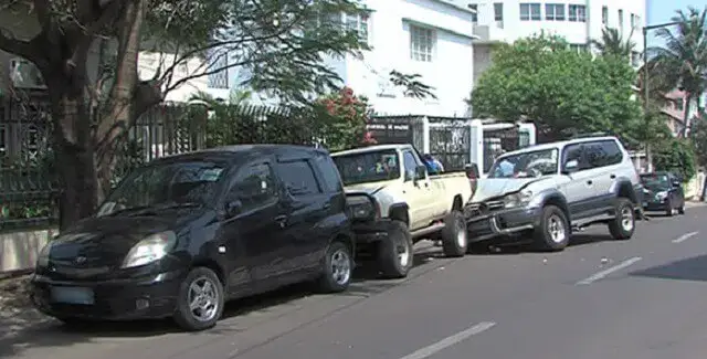 Automobilista embriagado embate em viaturas estacionadas