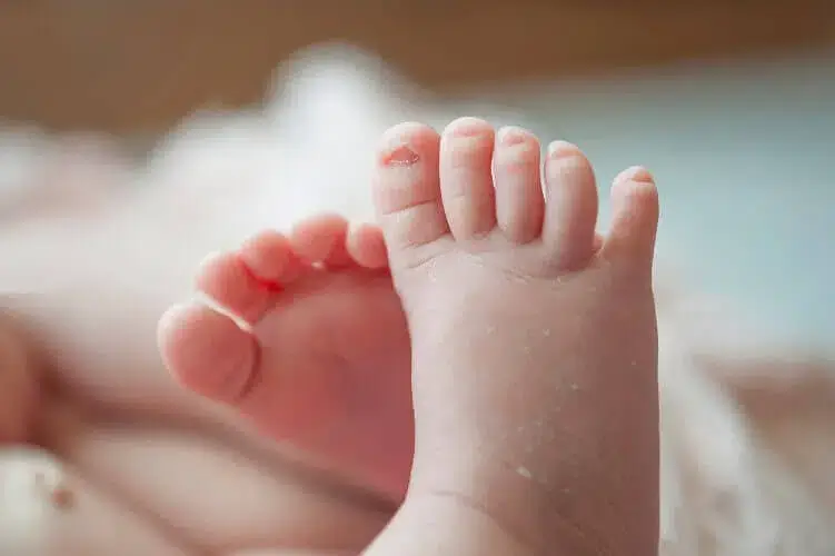 Casal viola filha de sete meses em hotel
