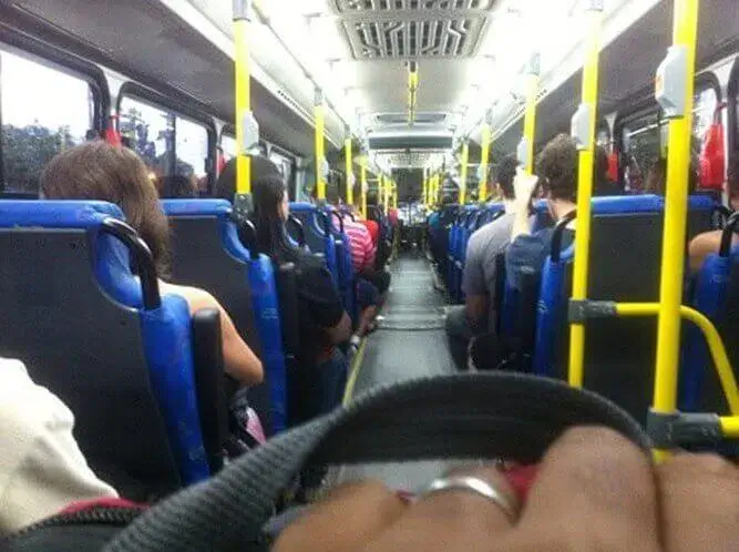 Homem é expulso de autocarro após ejacular em cima de passageira