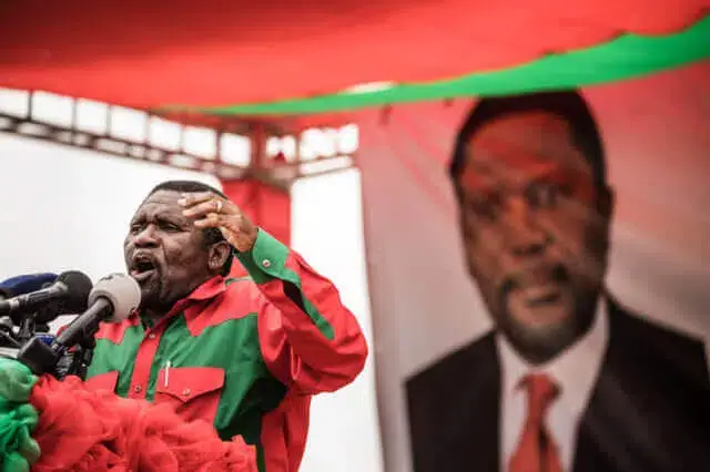 Líder da UNITA abandona presidência do partido