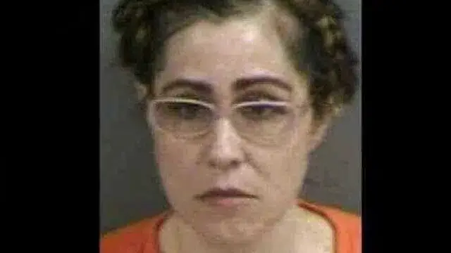 Mulher acusada após matar adolescente que violou filha