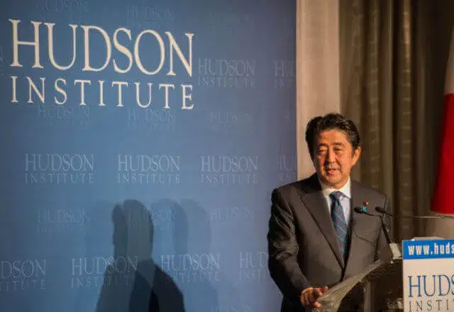 Abe vence eleição e pode ter apoio para mudar Constituição pacifista