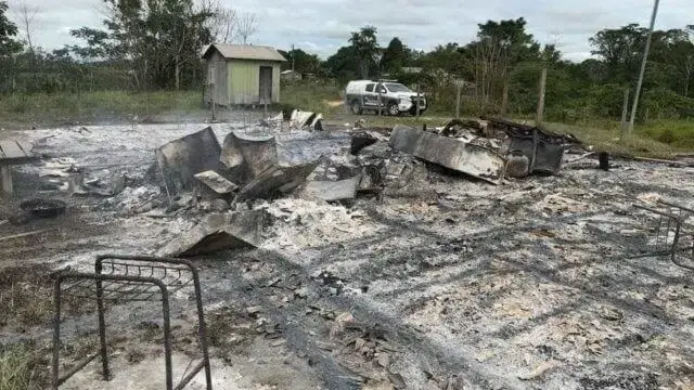 Aluno de 14 anos incendeia escola no Brasil após discutir com professora