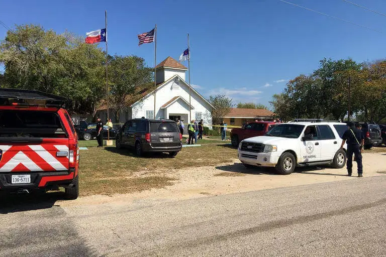 Atirador abre fogo em igreja no Texas e deixa ao menos 26 mortos