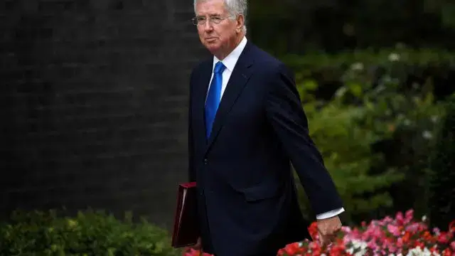 Ministro da Defesa britânico demite-se após acusação de assédio sexual