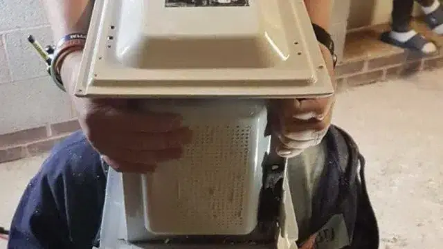 Jovem fica com cabeça cimentada num microondas