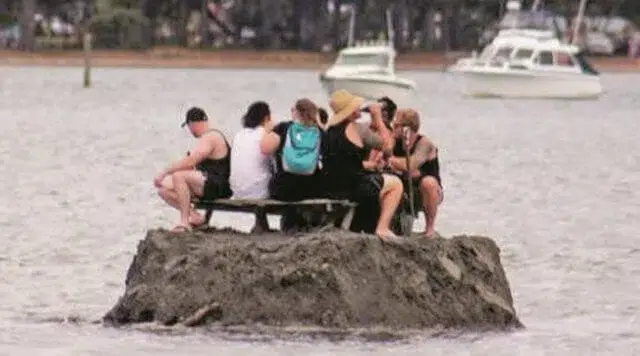 Constroem 'ilha' para beberem à vontade