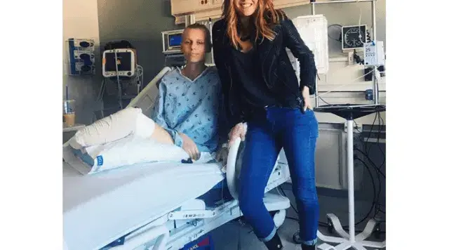 Modelo obrigada a amputar as duas pernas após ter infecção causada por absorvente