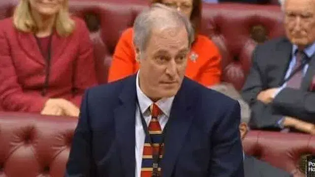 Ministro demite-se por ter chegado atrasado a debate no parlamento