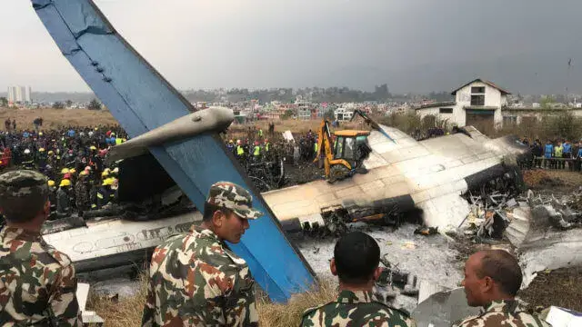 Avião despenha-se no Nepal e faz 50 mortos