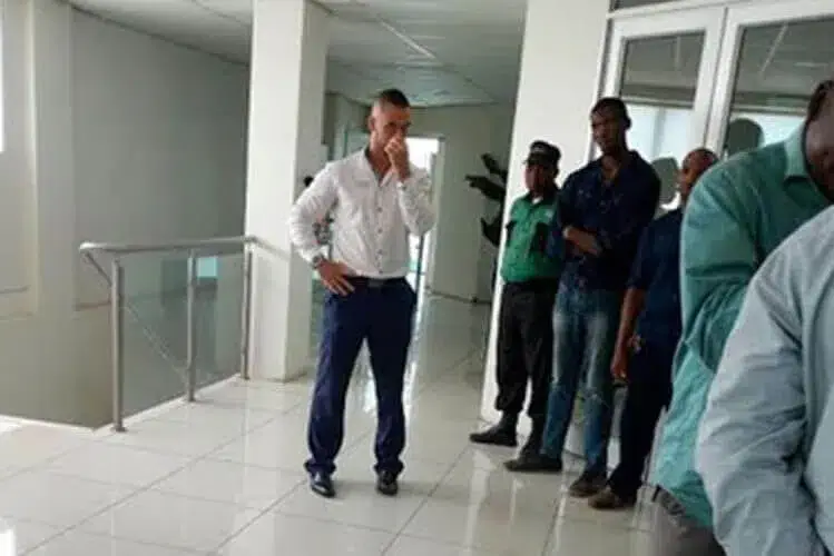 Gestores do Super Marés agridem fisicamente repórter da Stv