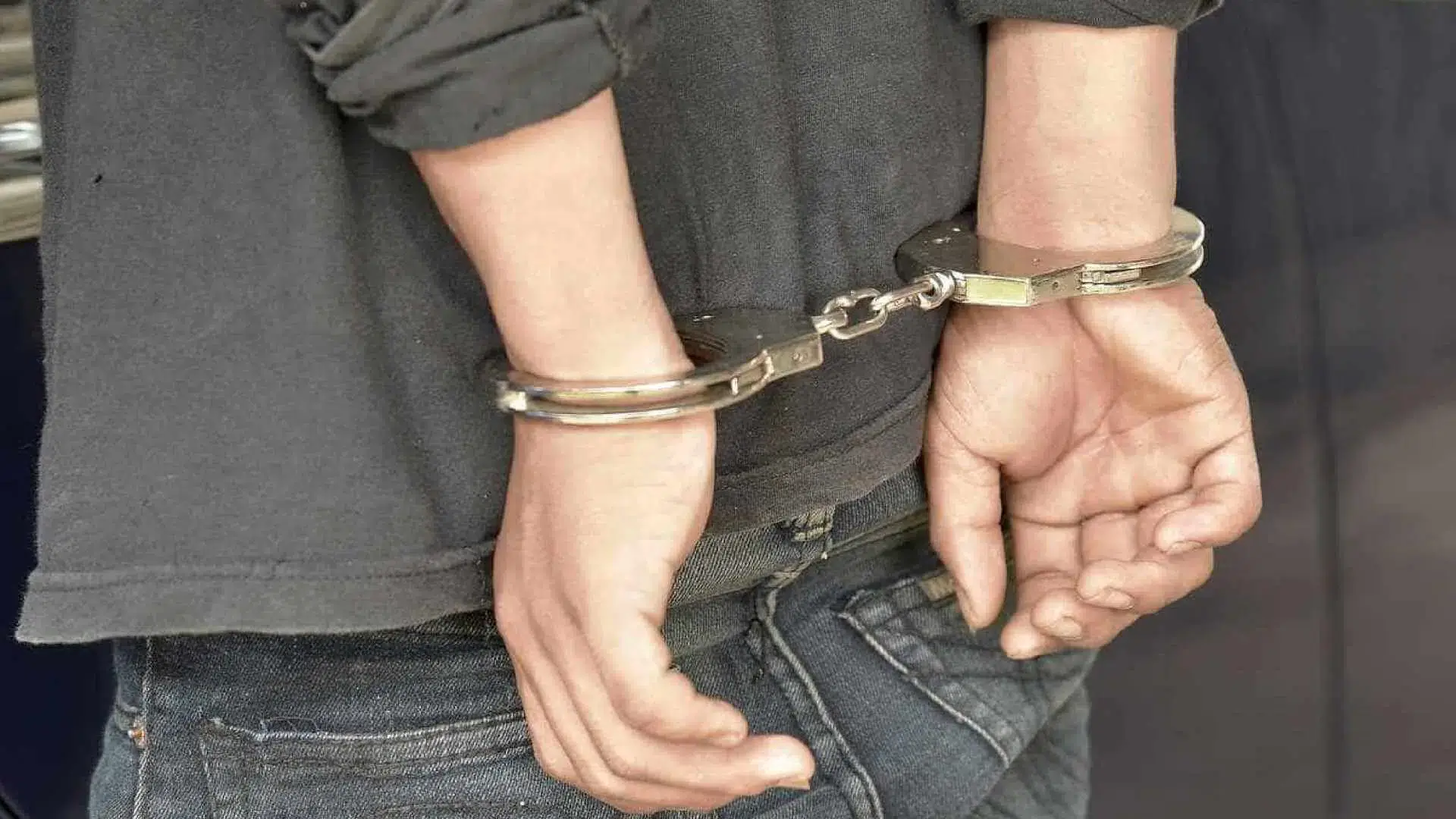Menino de 13 anos mata a mãe com 83 facadas