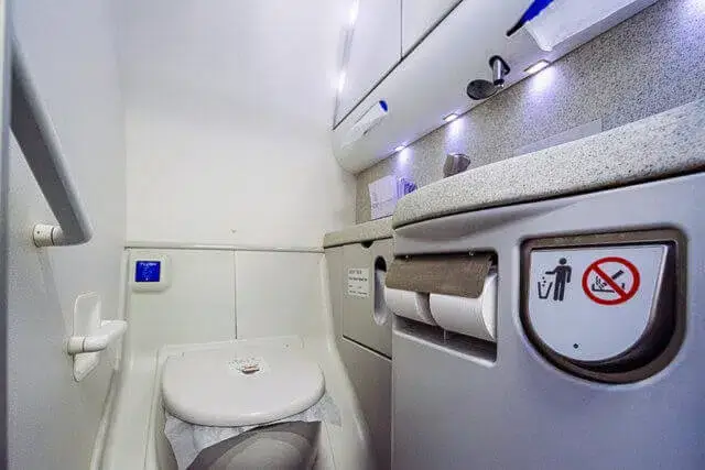 Comissários encontram bebê morto enrolado em papel higiênico no avião