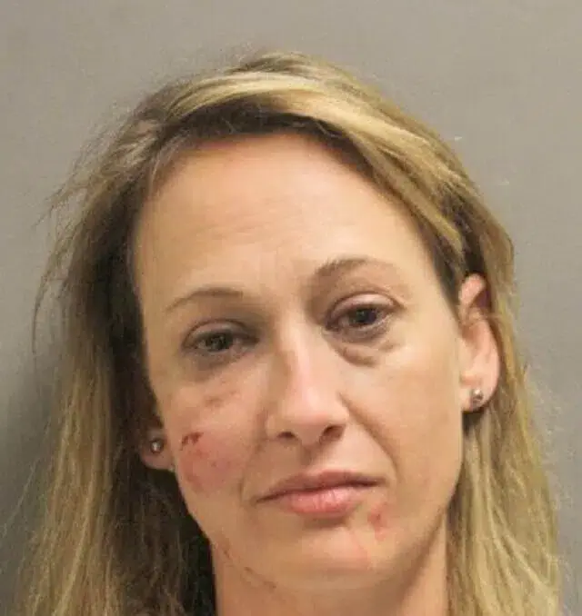 Mulher presa após morder nariz de amiga que lhe recusou cigarros