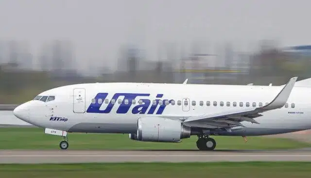 Avião com 164 passageiros pega fogo em pouso na Rússia