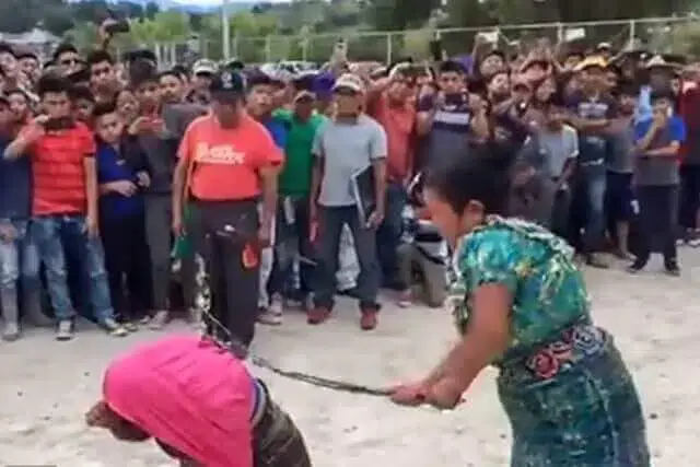 Mulher é chicoteada pela própria mãe após ser acusada de roubar loja