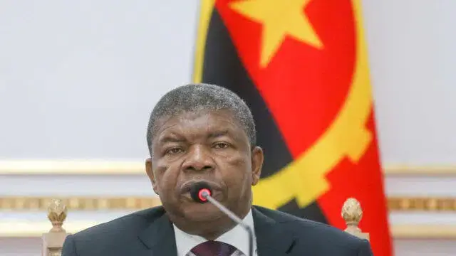 Presidente angolano inicia visita à China para negociar empréstimos