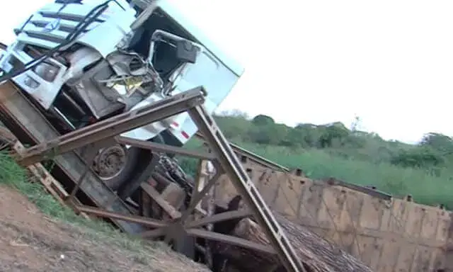 Nampula- Desaba ponte sob Rio Mutomote