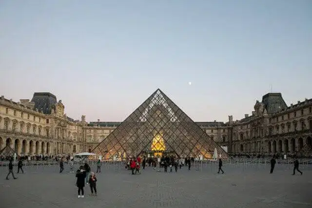 Obras de arte do Notre-Dame transferidas para o Museu do Louvre