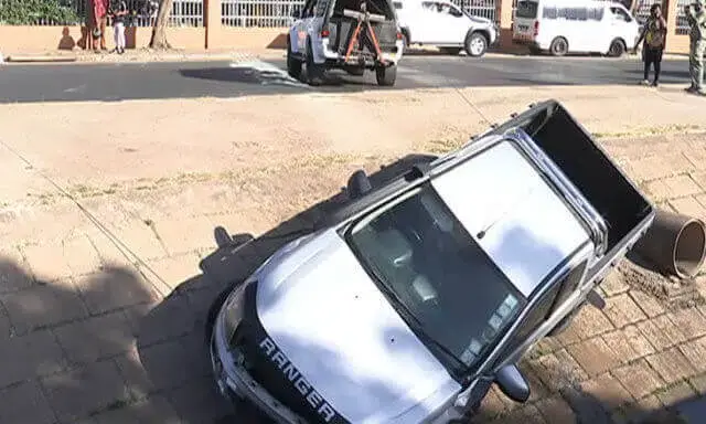 Dois carros caem na vala de drenagem junto à praça 16 de Junho em Maputo