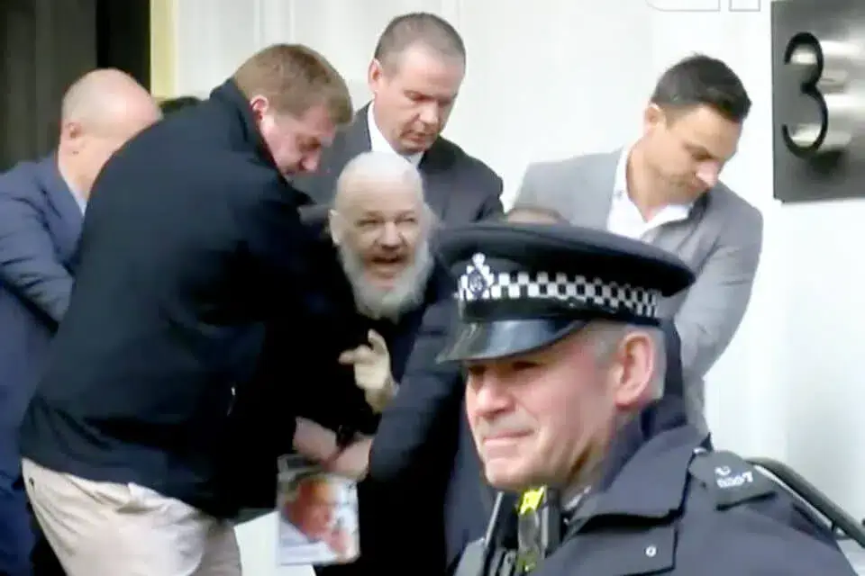 Estados Unidos pedem ao Reino Unido extradição de Assange