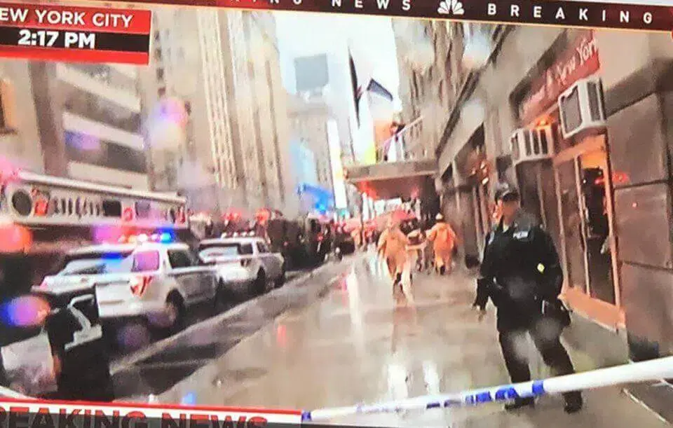 Queda de helicóptero atinge prédio em Manhattan e deixa ao menos um morto