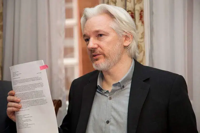 Secretário britânico assina extradição de Assange para os EUA