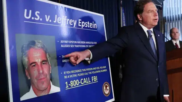 Milionário Jeffrey Epstein mantém-se em prisão até audiência na quinta
