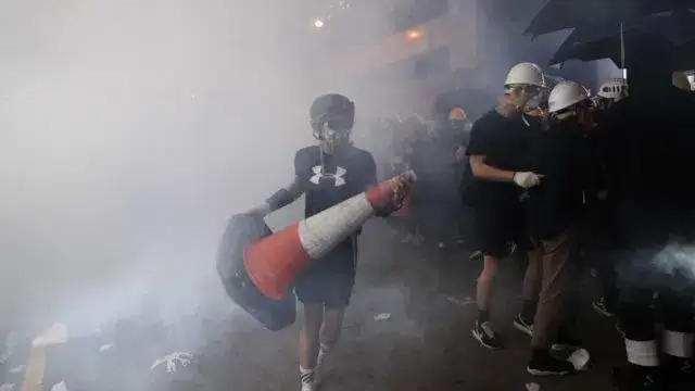 Pelo menos 49 detidos em novo dia de confrontos em Hong Kong