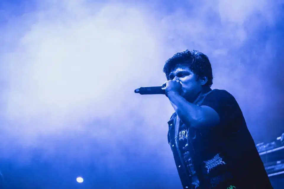 Cantor de banda de heavy metal morre baleado durante show