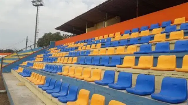 Maputo- Colocadas cadeiras no campo do Costa do Sol