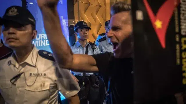 Polícia de Hong Kong proíbe protesto e sublinha risco de prisão