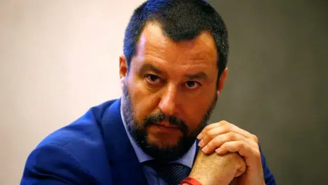 Salvini trava navio alemão com 100 pessoas resgatadas do Mediterrâneo