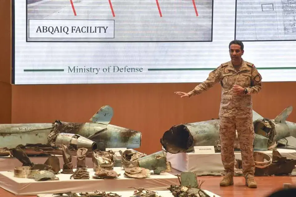 Ataque a refinarias- Sauditas mostram mísseis para acusar iranianos