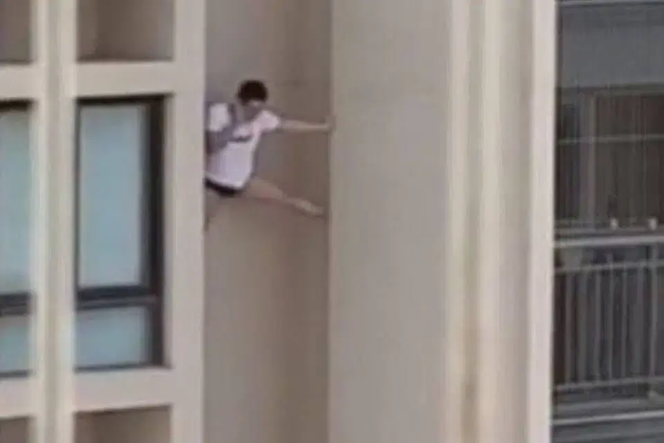 Homem cai ao tentar fugir do apartamento de amante na China