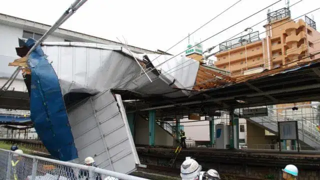 Passagem de tufão no Japão faz um morto e pelo menos 30 feridos