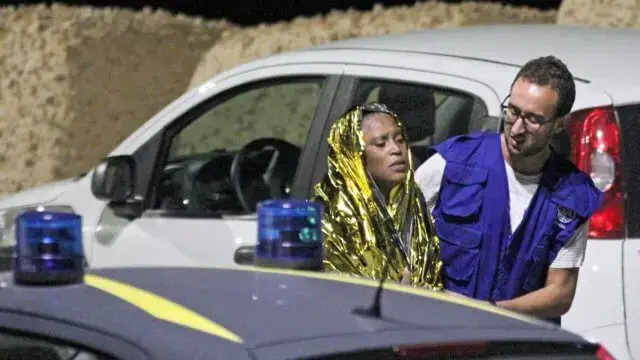 Nove corpos resgatados e 22 migrantes salvos após naufrágio em Itália