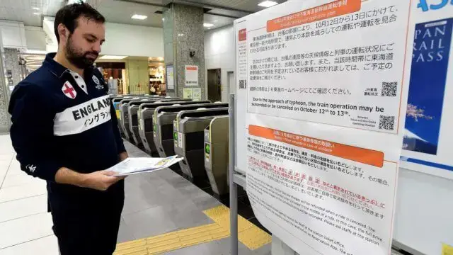 Tufão no Japão obriga a cancelar voos e ligações ferroviárias