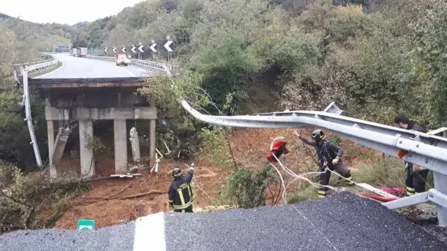 Deslizamento de terras provoca desabamento de viaduto no norte de Itália