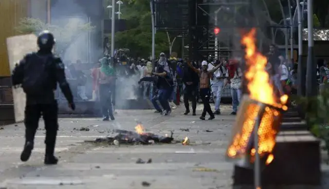 Mais de 300 polícias feridos durante os protestos contra o Governo da Colômbia