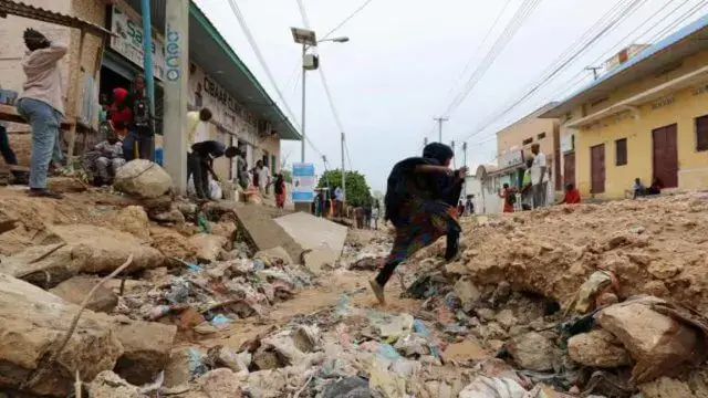 Manifestantes espancam e enforcam homem numa praça de Bagdad