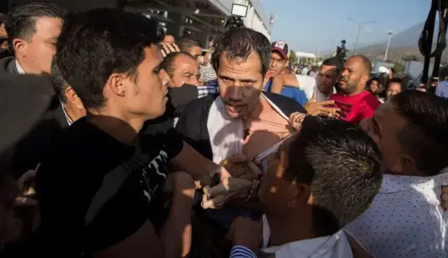 Juan Guaidó foi agredido à chegada a Caracas