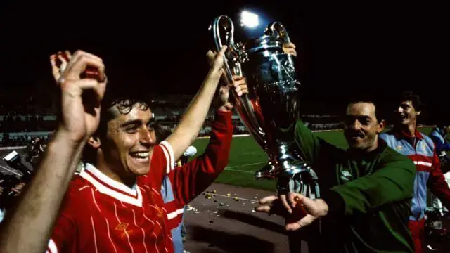 Morreu Michael Robinson, antigo jogador do Liverpool