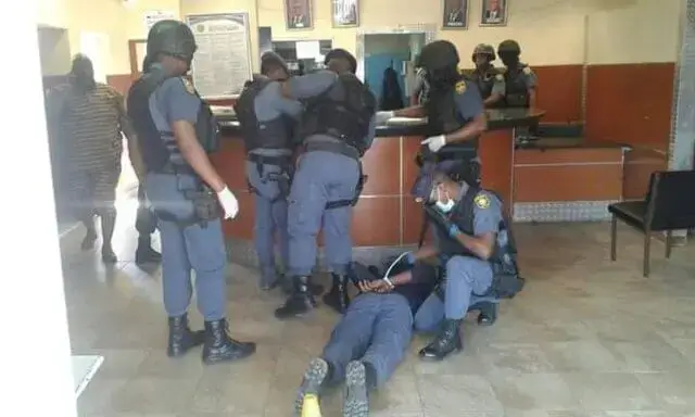 Pelo menos 89 polícias detidos por violarem confinamento na África do Sul