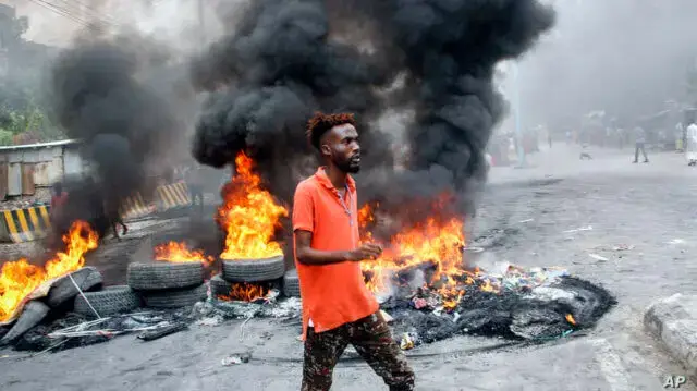 Somalianos protestam uso abusivo da força policial para forçar bloqueio