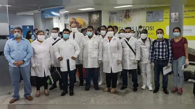 África do Sul recebe médicos cubanos para ajudar no tratamento de pacientes com COVID-19