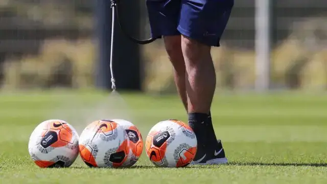 Jogadores incomodados uma vez que, quando em contacto com o calor, o produto afeta a superfície dos esféricos.